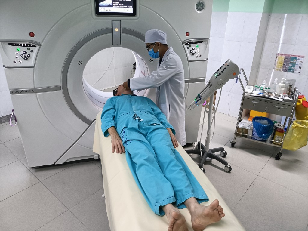 The decomposition model is based on a full body CT scan.